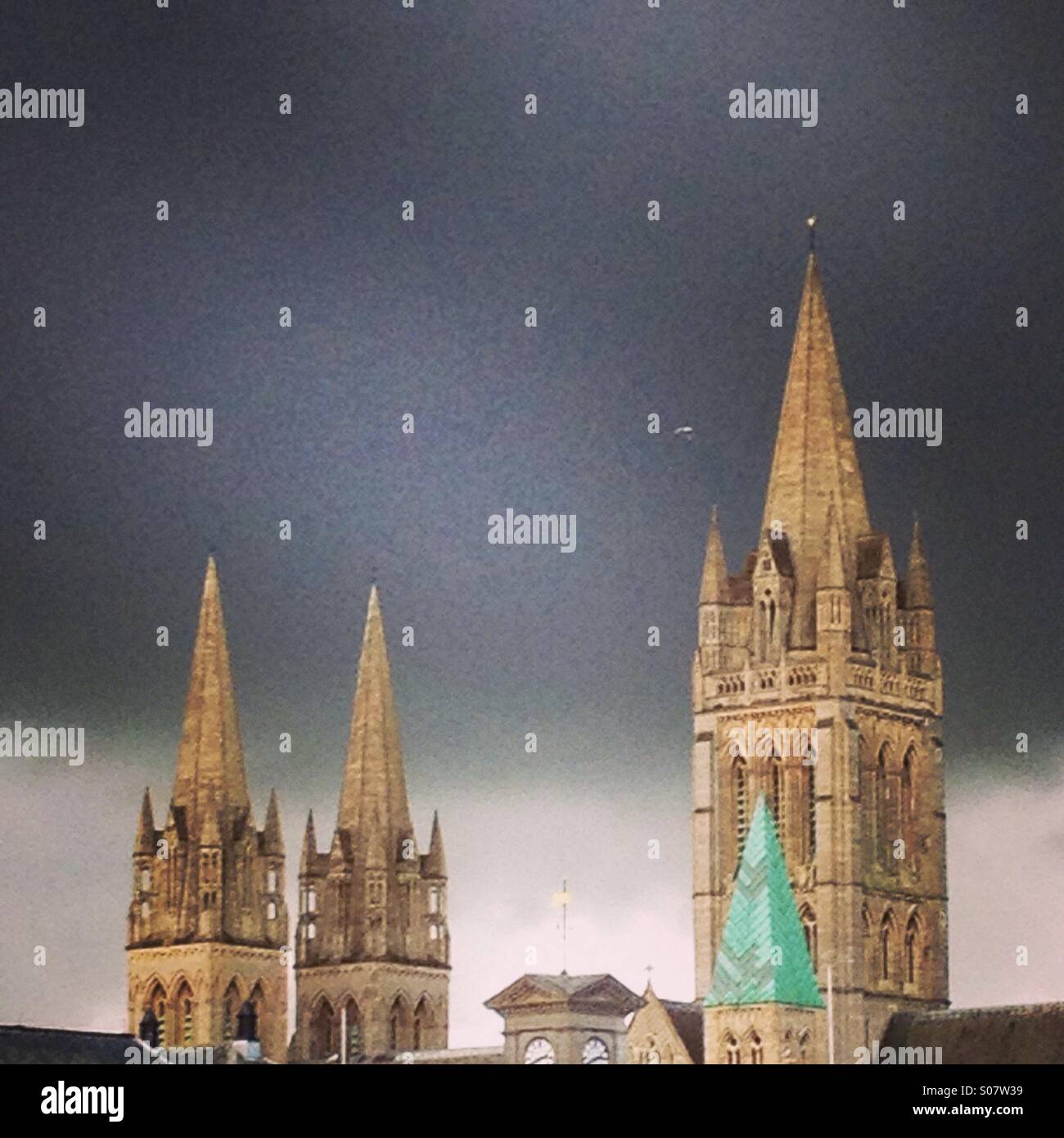 Ciel d'orage sur trois cathédrales Truro clochers. Banque D'Images