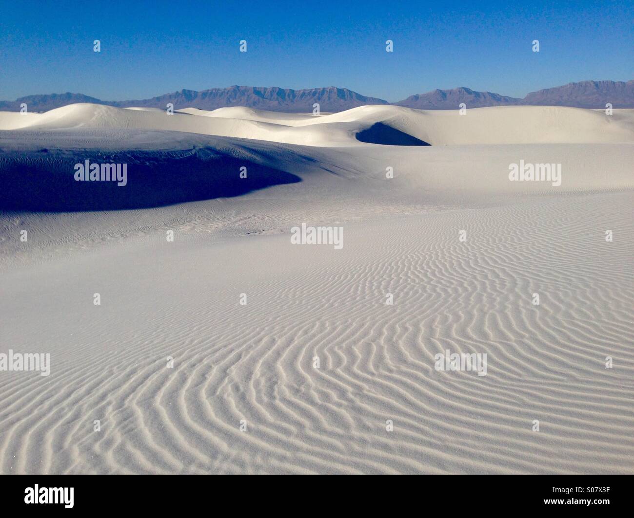 Les ondulations des dunes apparemment infinis à White Sands National Park, Nouveau Mexique. Banque D'Images