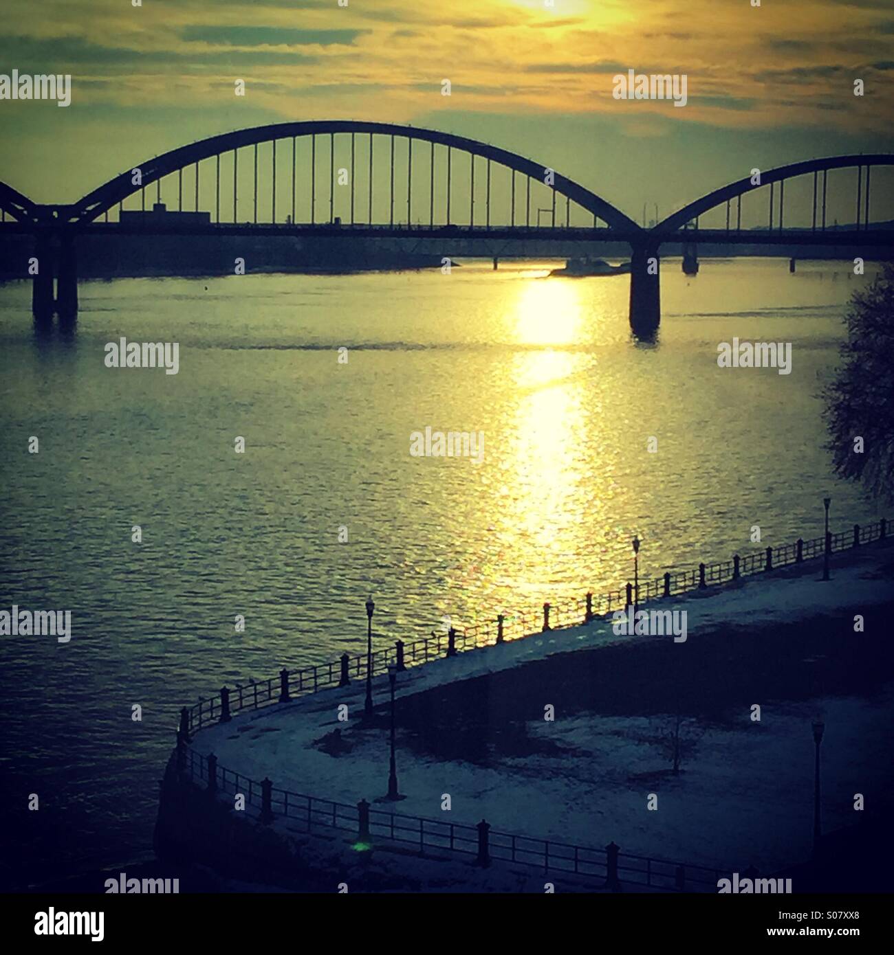 Coucher du soleil du pont du Centenaire et du Mississippi. Banque D'Images