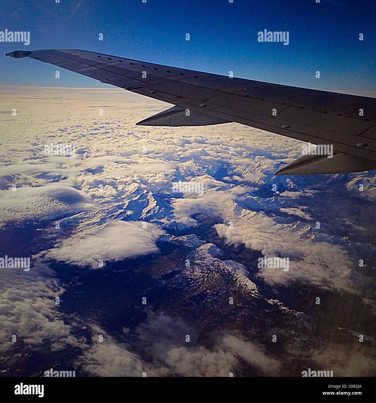 Allée d'un avion pendant un vol au dessus des Alpes, Italie Banque D'Images