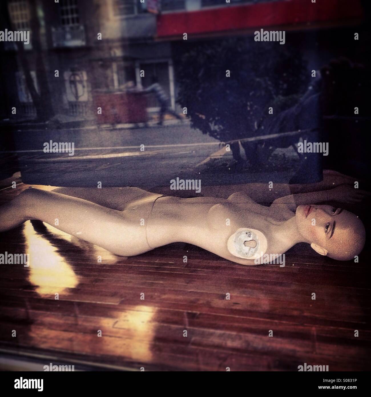 A broken mannequin dans le plancher de la Colonia Roma, Mexico, Mexique - Image de stock capturée avec un smartphone