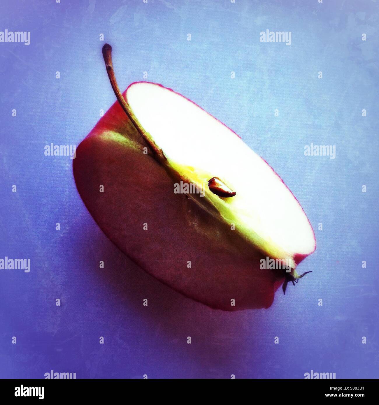 Pink Lady apple manger en quartiers - Image de stock capturée avec un smartphone