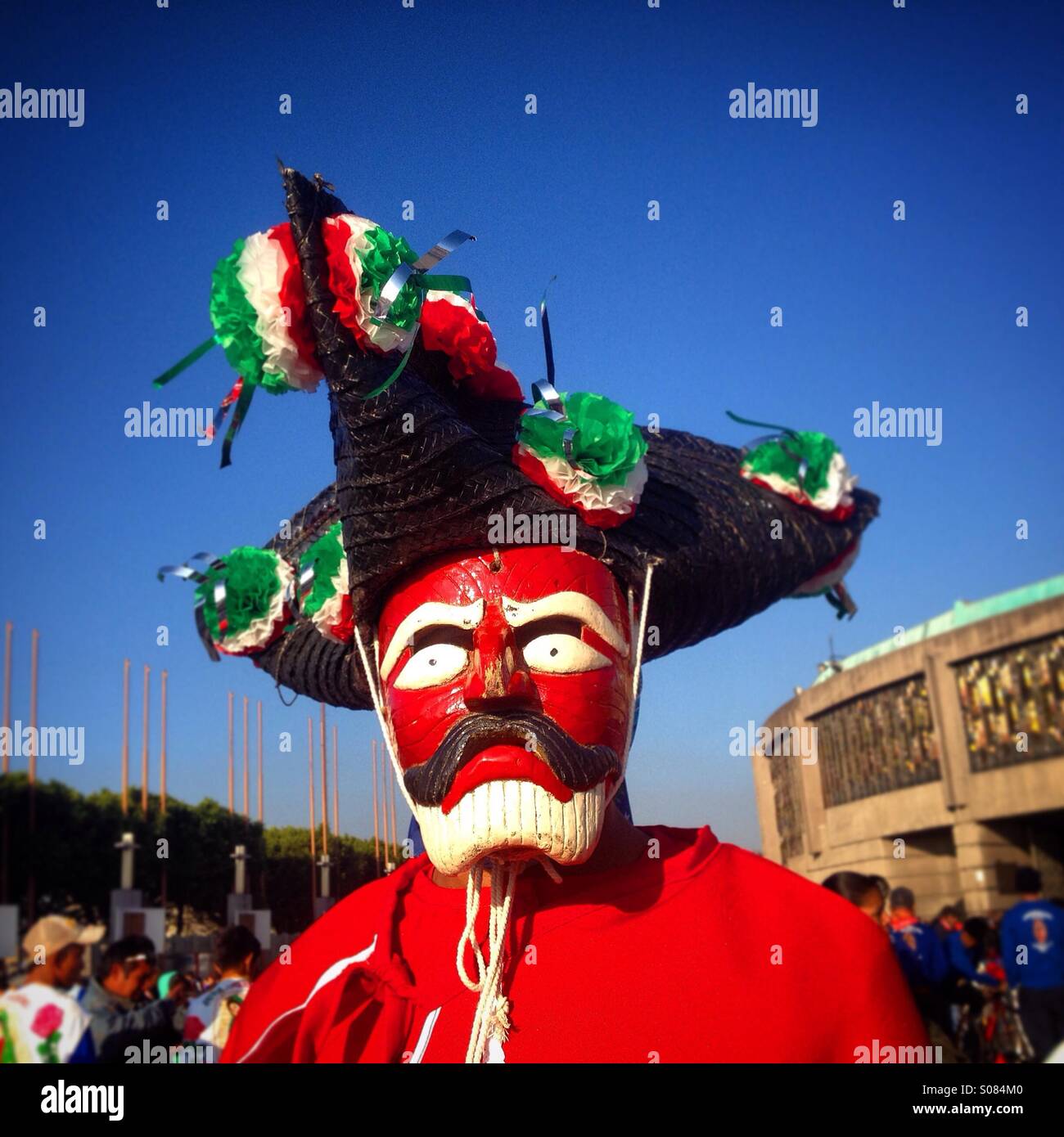 Un diable masqué au pèlerinage à la basilique Notre-Dame de Guadalupe à Mexico, Mexique. Diables masqués dans la danse Danse Saint James qui célèbre la victoire de l'apôtre sur les Diables Banque D'Images