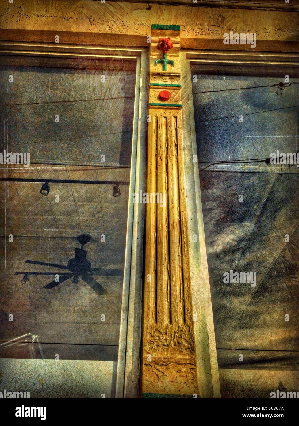 L'art décoratif sur un bâtiment ancien. - Image de stock capturée avec un smartphone