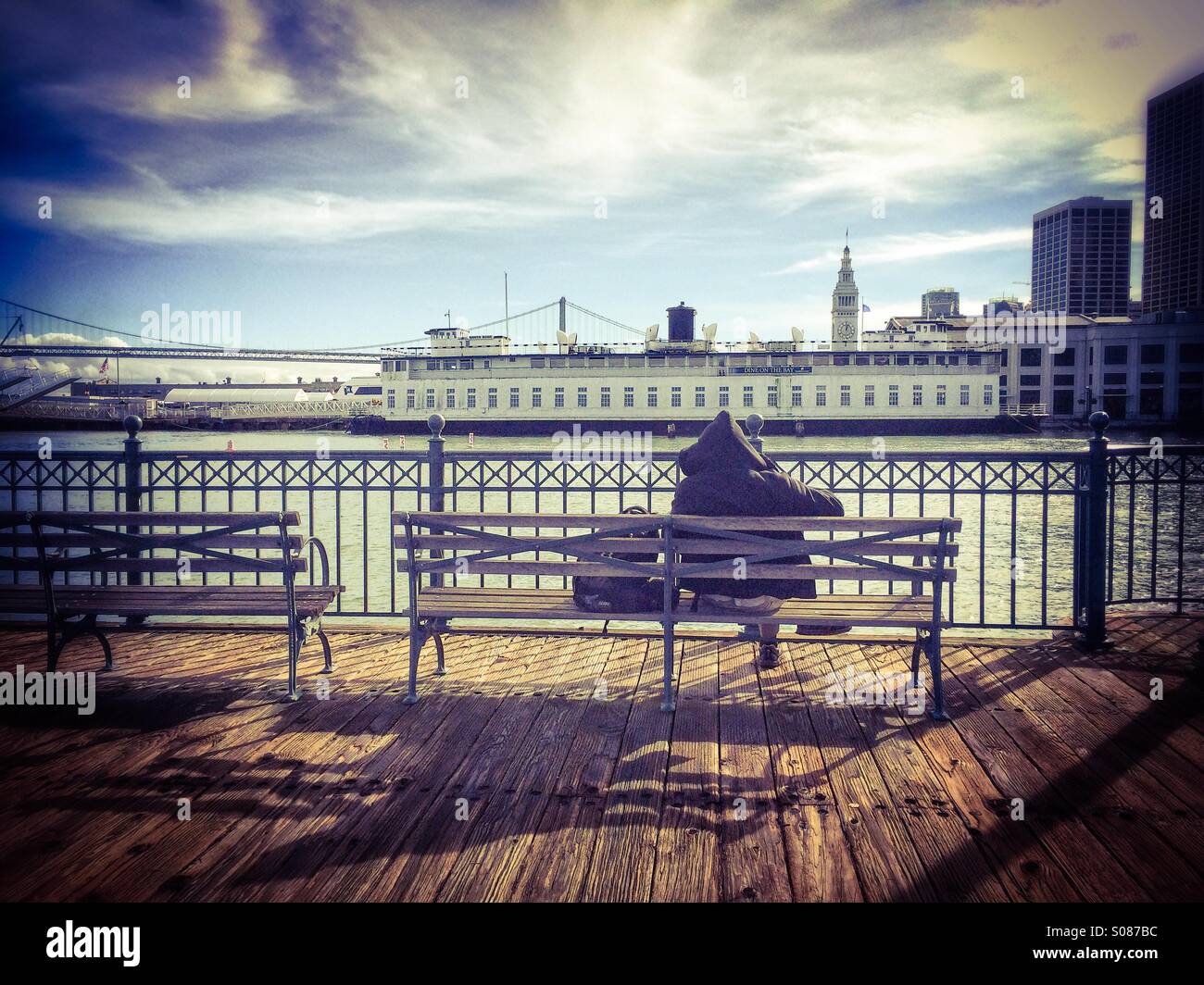Homme assis sur un banc à Pier 7, San Francisco, California, USA - Image de stock capturée avec un smartphone