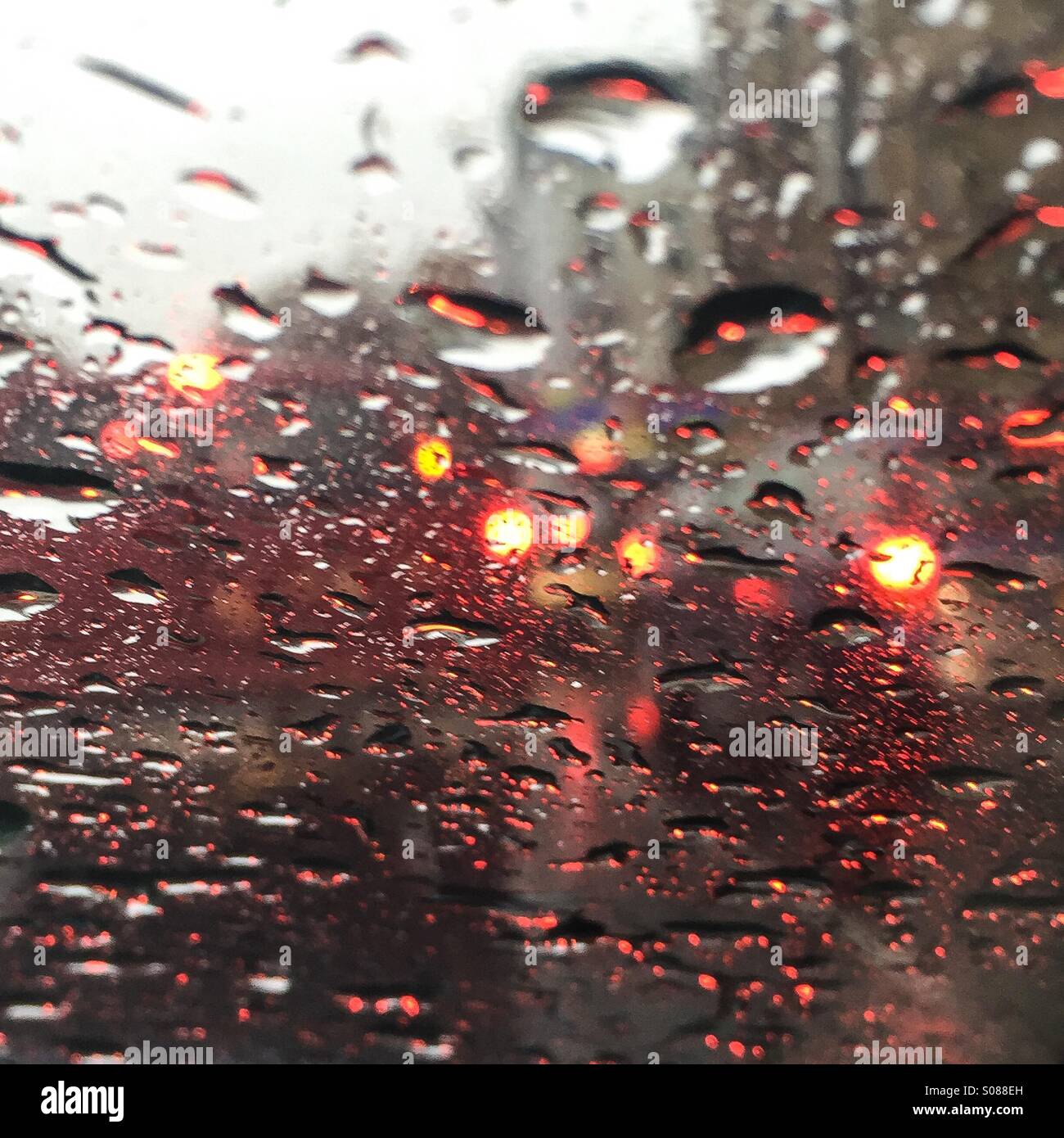 La pluie à travers la fenêtre d'une voiture Banque D'Images