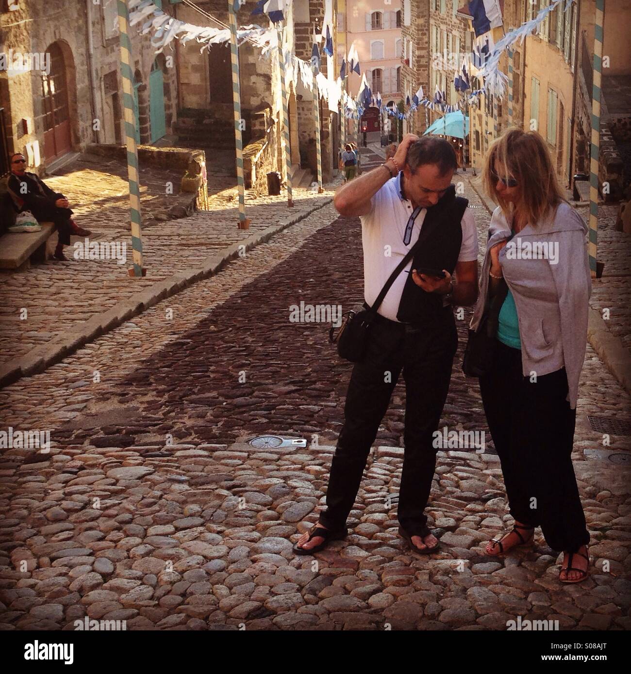 Man and Woman looking at mobile phone Banque D'Images Man and Woman looking at mobile phone Banque D'Images