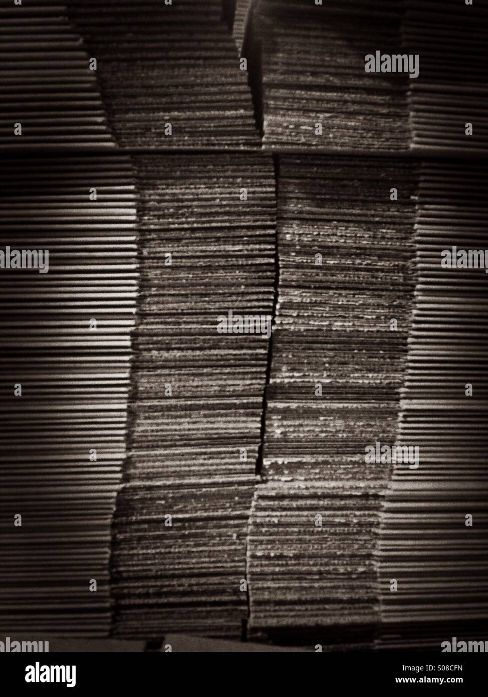 Des piles de boîtes en carton aplati - Image de stock capturée avec un smartphone