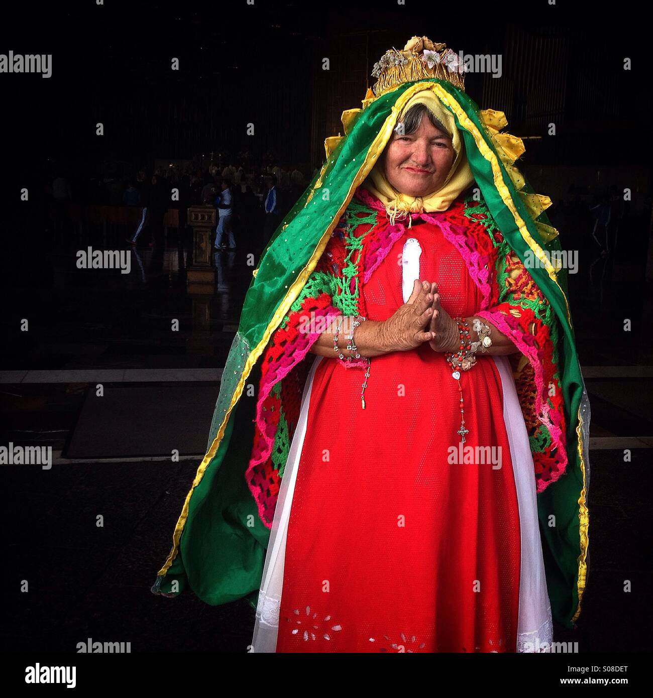 A senior woman habillé comme la Vierge de Guadalupe pose au cours du pèlerinage à la basilique Notre Dame de Guadalupe Tepeyac, dans la colline, la ville de Mexico, Mexique Banque D'Images