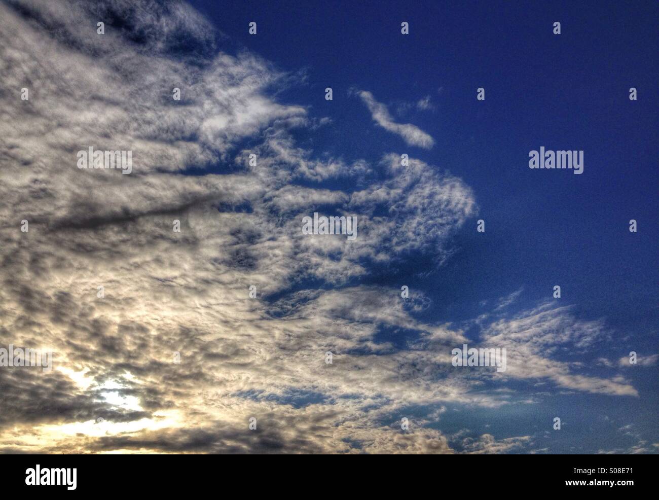 Bien caché derrière les nuages - Image de stock capturée avec un smartphone