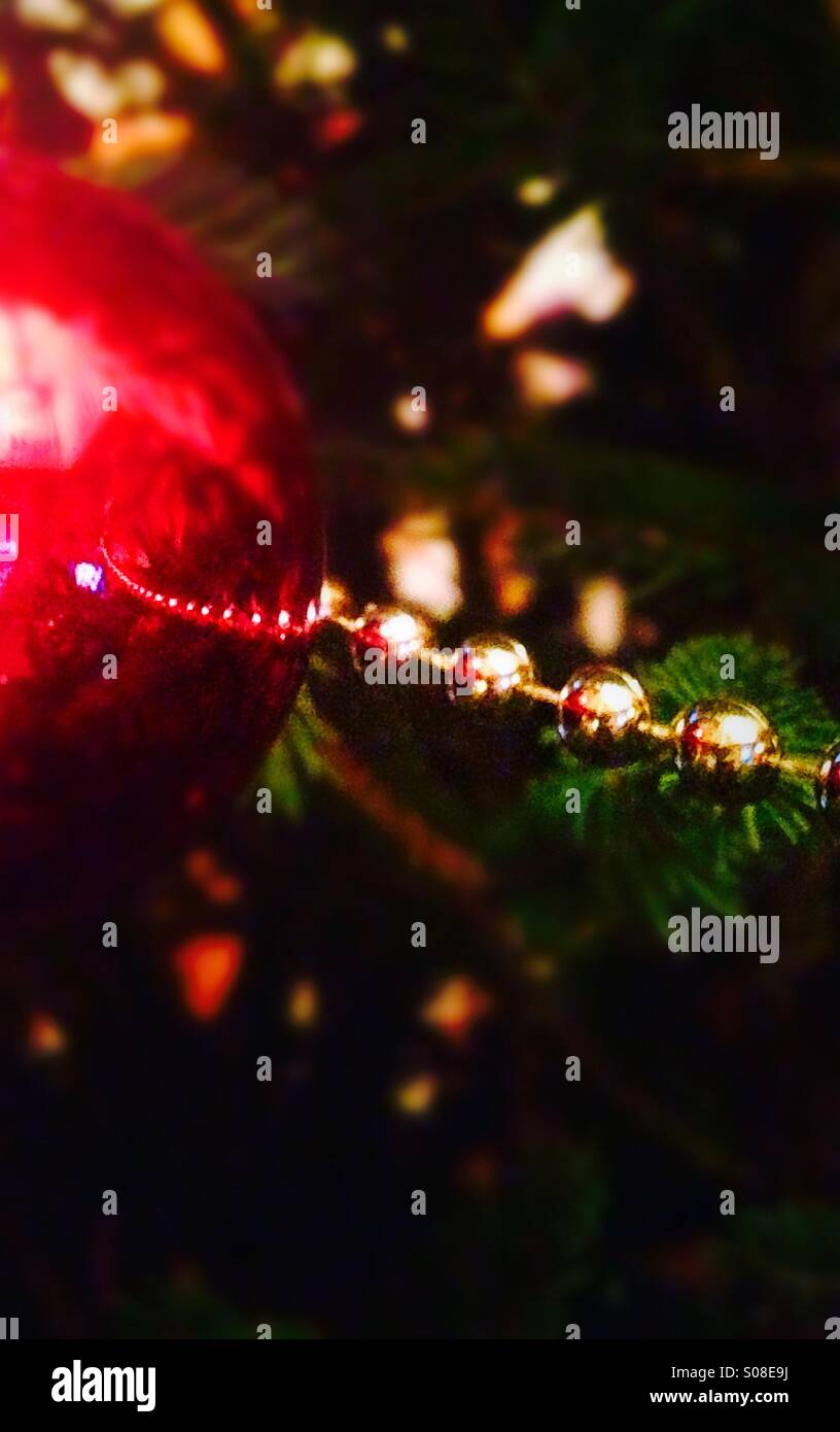 Perles d'or reflètent en ornement sur l'arbre de Noël Banque D'Images