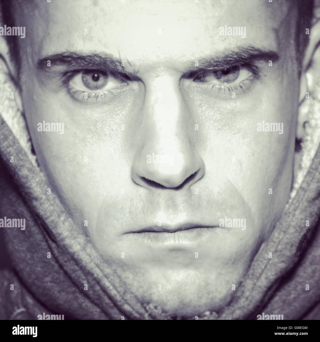 Malheureux homme moody portrait, visage en remplissant le cadre - Image de stock capturée avec un smartphone