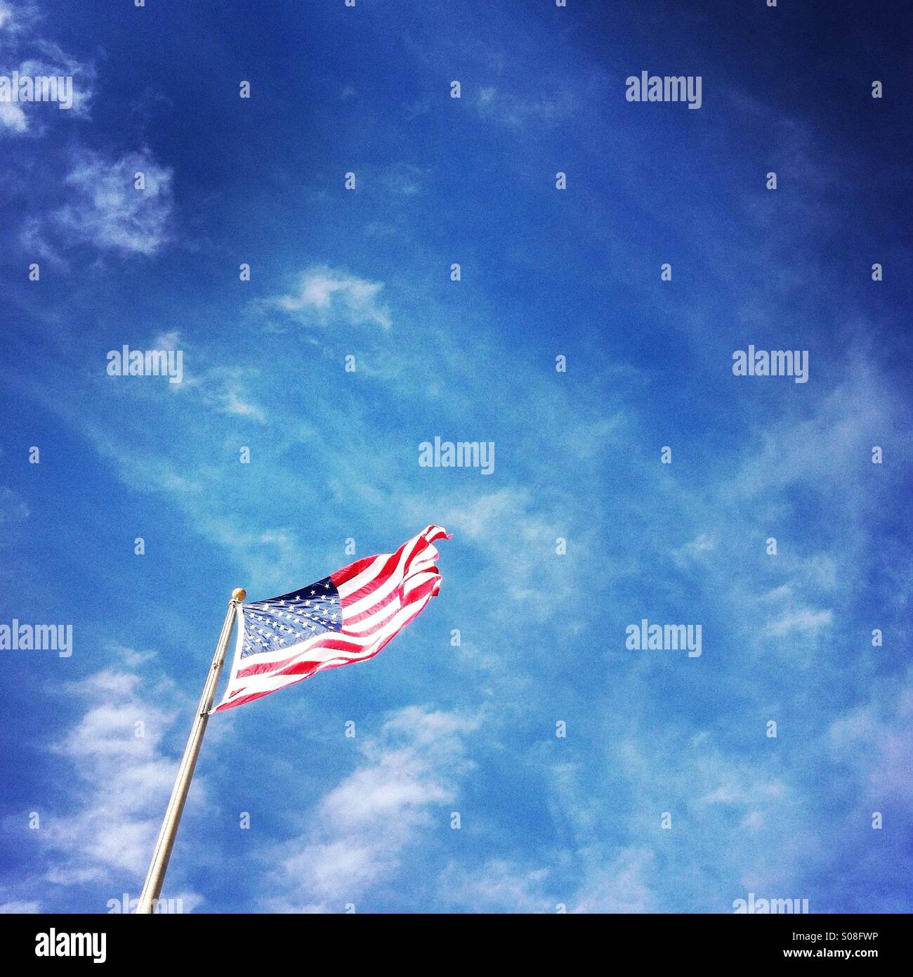 Un drapeau américain dans le vent. Manhattan Beach, Californie, États-Unis. - Image de stock capturée avec un smartphone