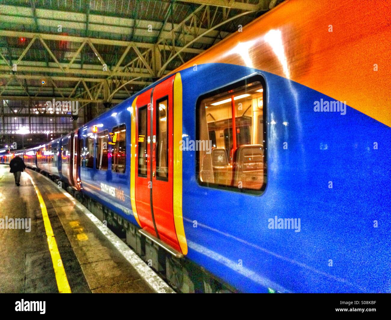 South West Trains train à la gare de Waterloo Banque D'Images