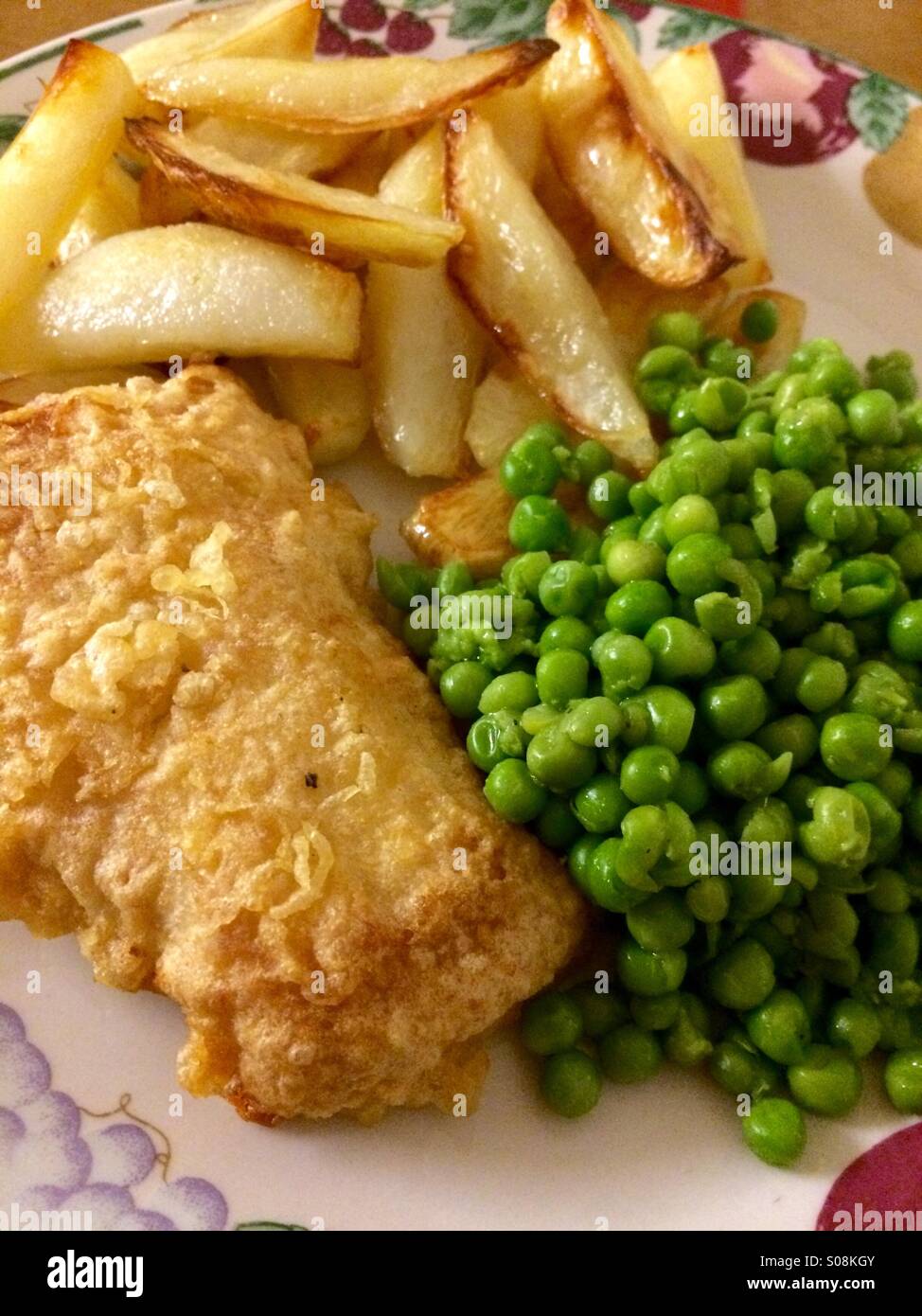 Poisson, chips & petits pois Banque D'Images