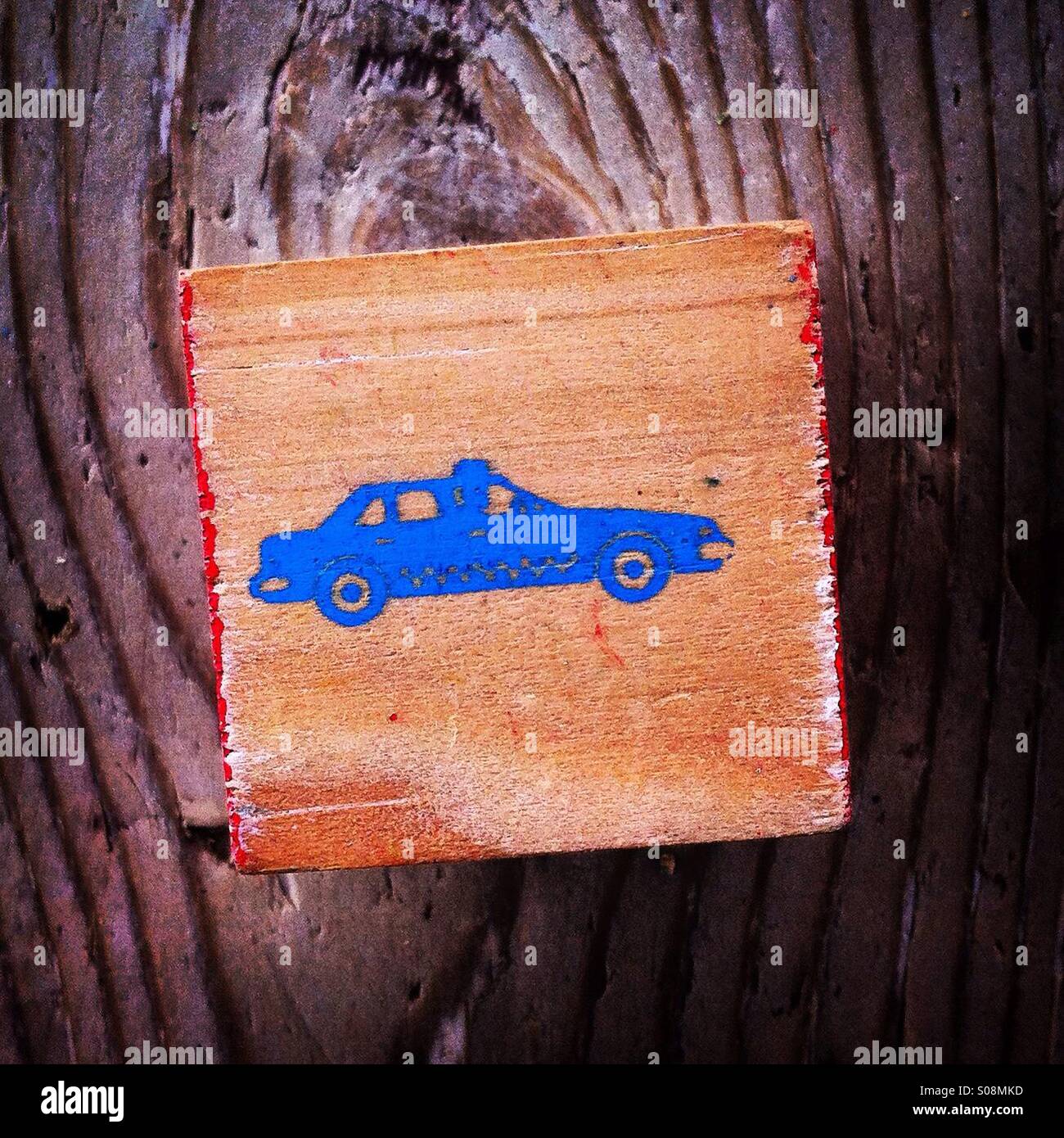 Taxi Bleu sur un bloc de bois - Image de stock capturée avec un smartphone