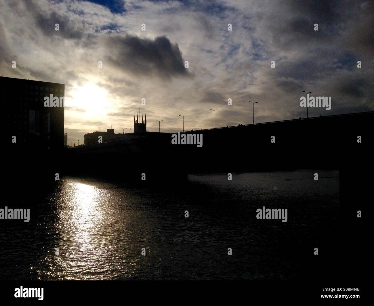 Faible soleil brille sur la Thames, London Bridge silhouette Banque D'Images