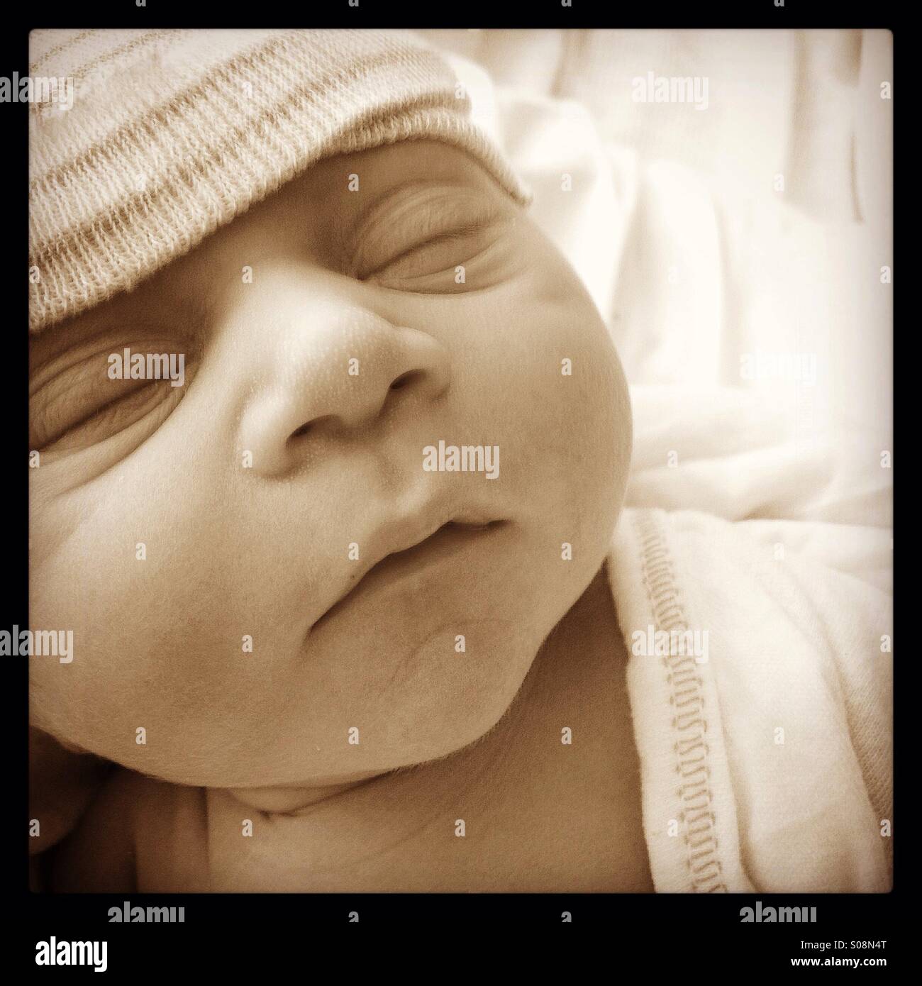 Close up of newborn baby boy avec un chapeau sur Banque D'Images