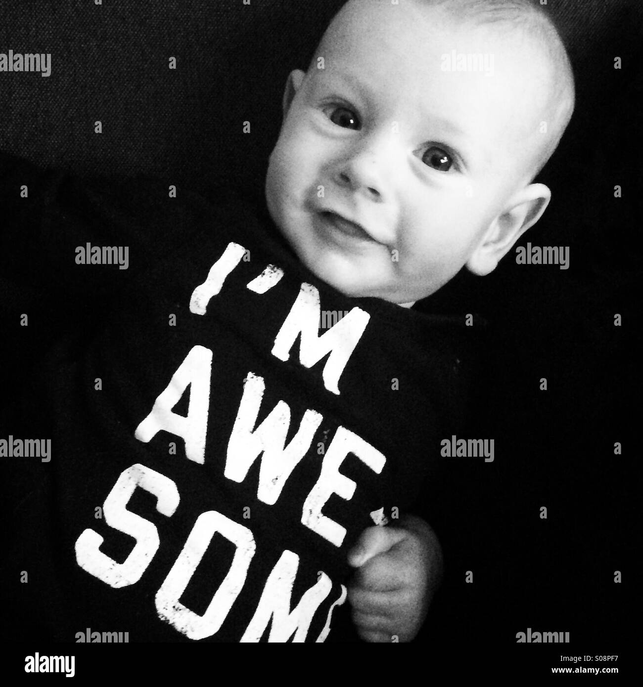 5 mois baby boy wearing 'Je suis awesome' Wicked Banque D'Images