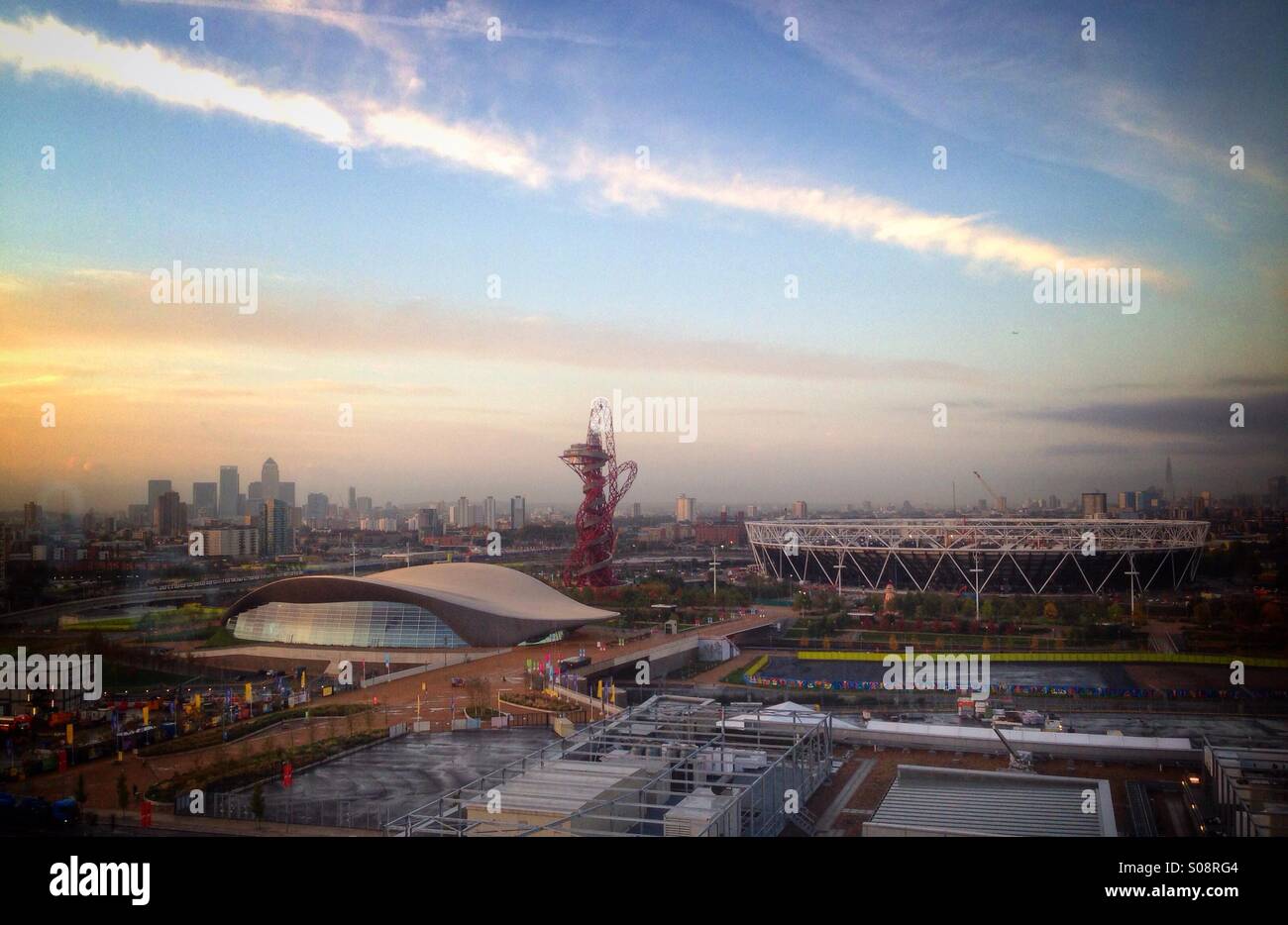 Vue matinale du London Aquatics Centre par Zaha Hadid, Queen Elizabeth Olympic Park, Stratford, East London, Angleterre : Phillip Roberts - Image de stock capturée avec un smartphone