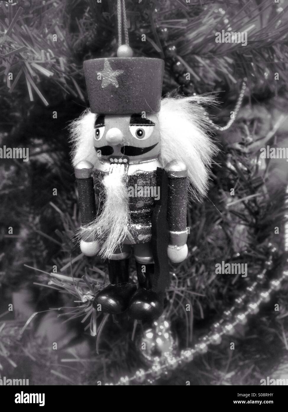 Un ornement de Casse-Noisette en noir et blanc. - Image de stock capturée avec un smartphone