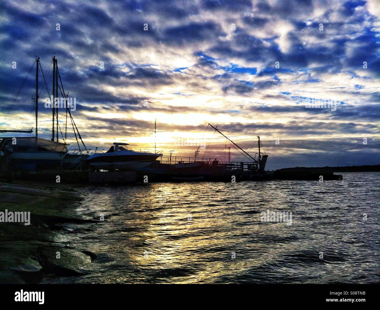 Lever du soleil sur l'orageux boatyard Banque D'Images