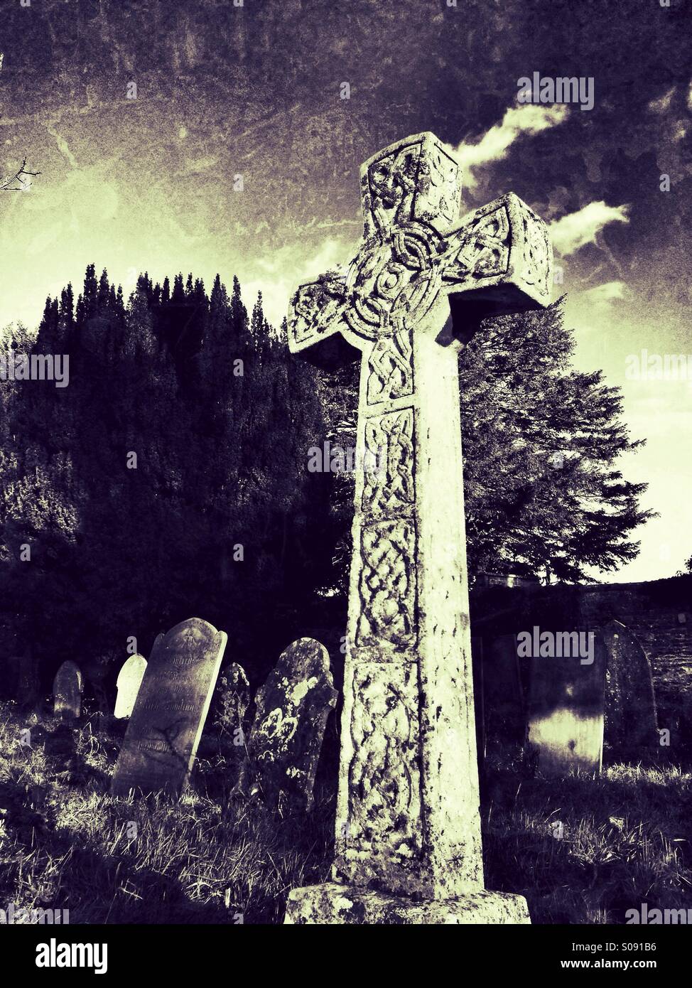 Croix celtique dans le cimetière du village. Caythorpe, Lincolnshire, Angleterre. - Image de stock capturée avec un smartphone