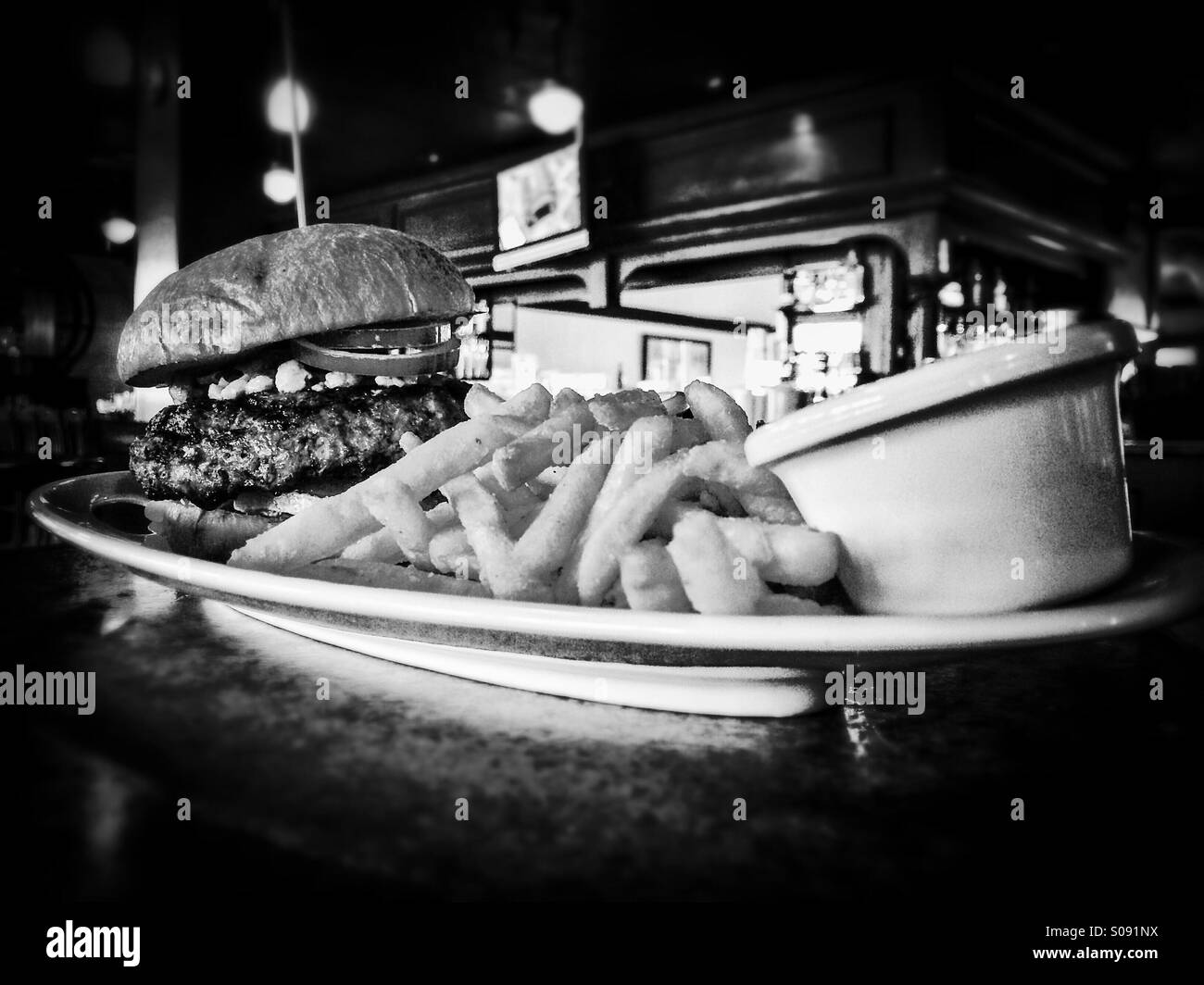 Repas Pub Burger fromage et chips Banque D'Images