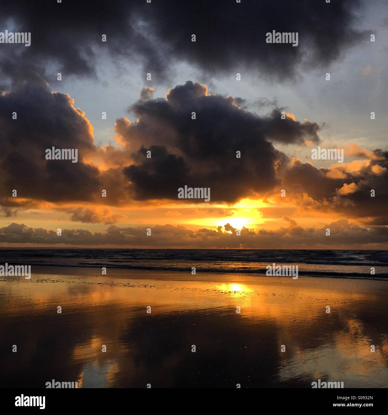 Coucher du soleil sur la plage, Ynyslas, Ceredigion, La Baie de Cardigan, Wales Banque D'Images
