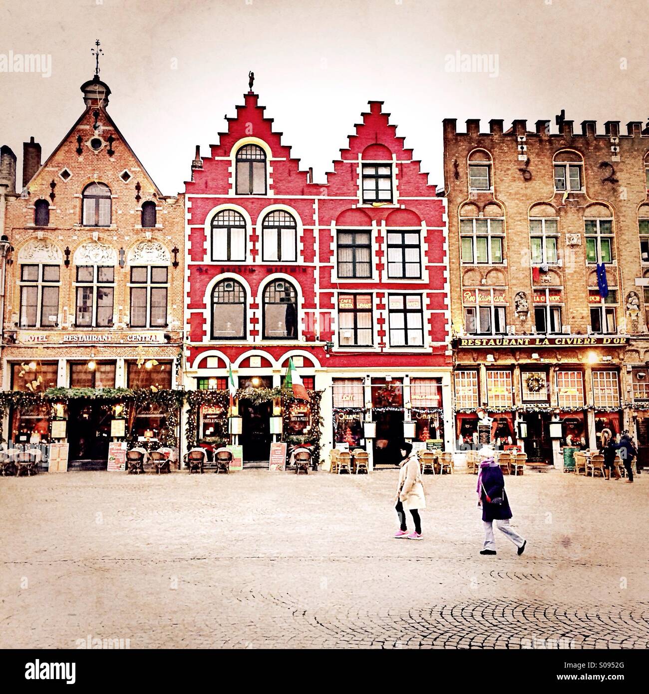 Bâtiments traditionnels dans la place du marché, Bruges, Belgique, Europe Banque D'Images