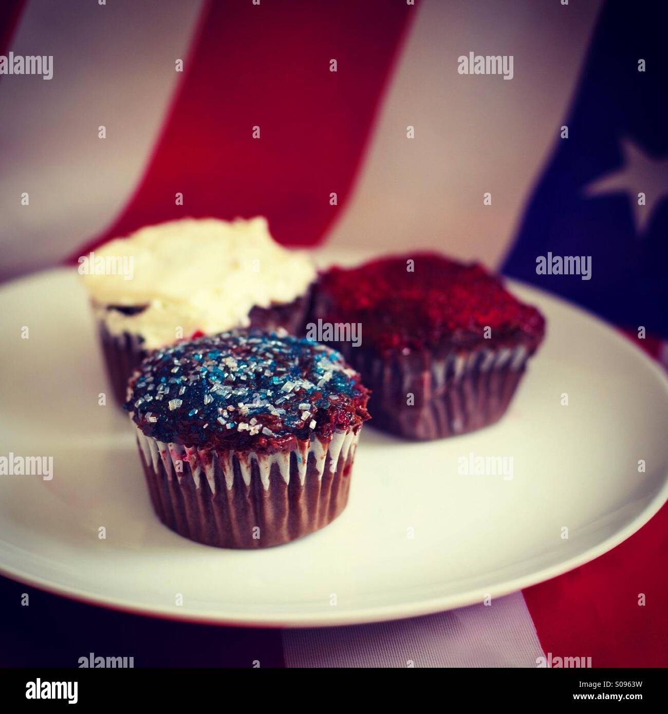 Rouge, blanc et bleu de petits gâteaux au chocolat avec un drapeau américain background Banque D'Images