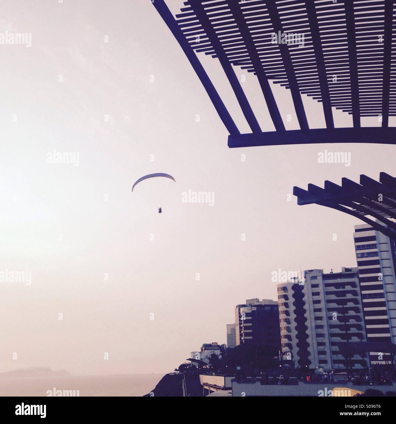 Parapente le long de l'océan Pacifique flottant dans Miraflores - Image de stock capturée avec un smartphone