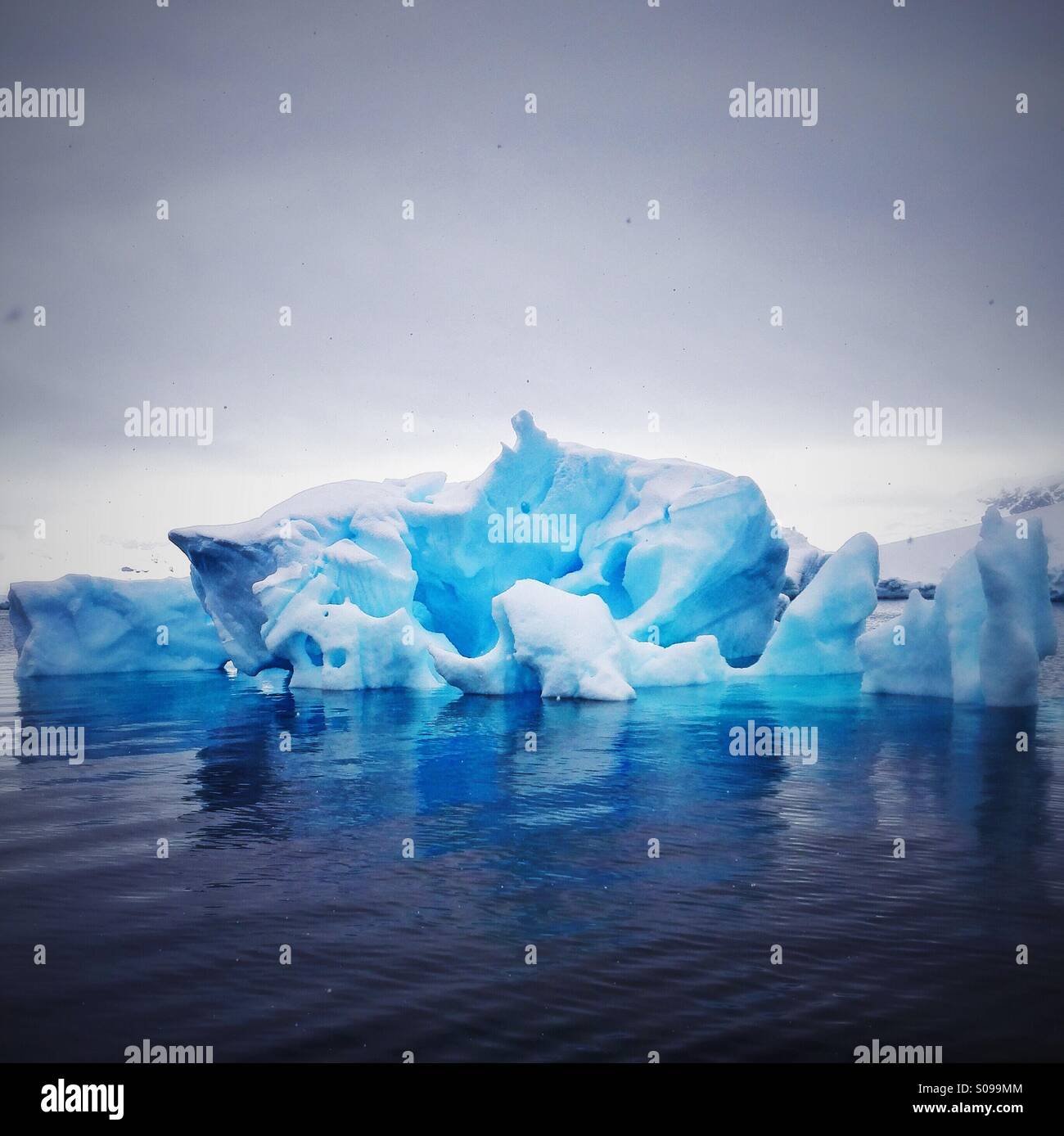 Rougeoyant bleu iceberg dans l'Antarctique Banque D'Images