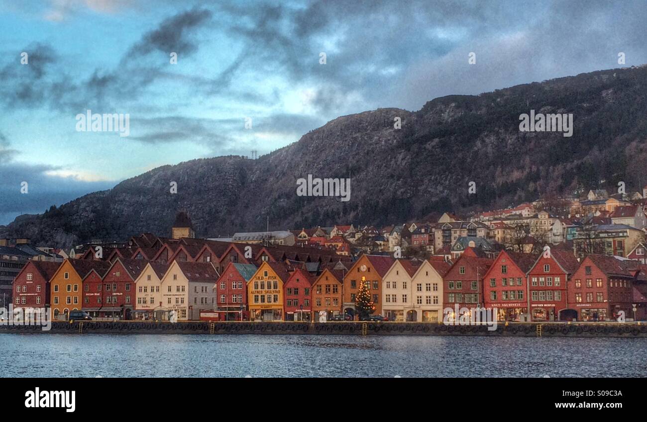 Sur le quai de Bryggen Hanseatic side à Bergen, Norvège. Banque D'Images
