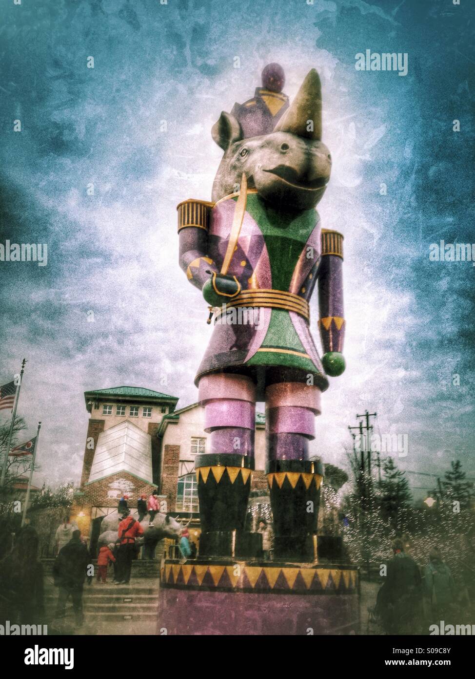 L'emblématique, rhinocéros géant Casse-noisette monte la garde au Zoo de Cincinnati, le Festival des lumières. - Image de stock capturée avec un smartphone