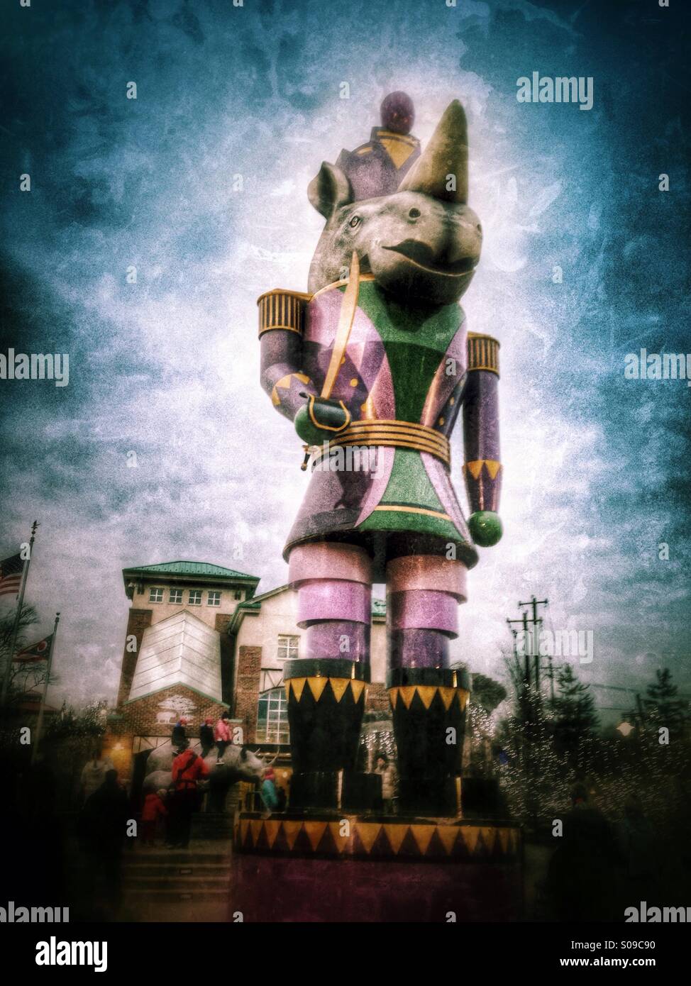 L'emblématique, rhinocéros géant Casse-noisette monte la garde au Zoo de Cincinnati, le Festival des lumières (vignette). - Image de stock capturée avec un smartphone