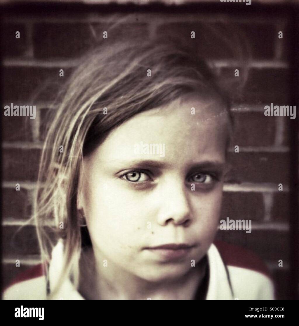 Girl looking at camera Banque D'Images