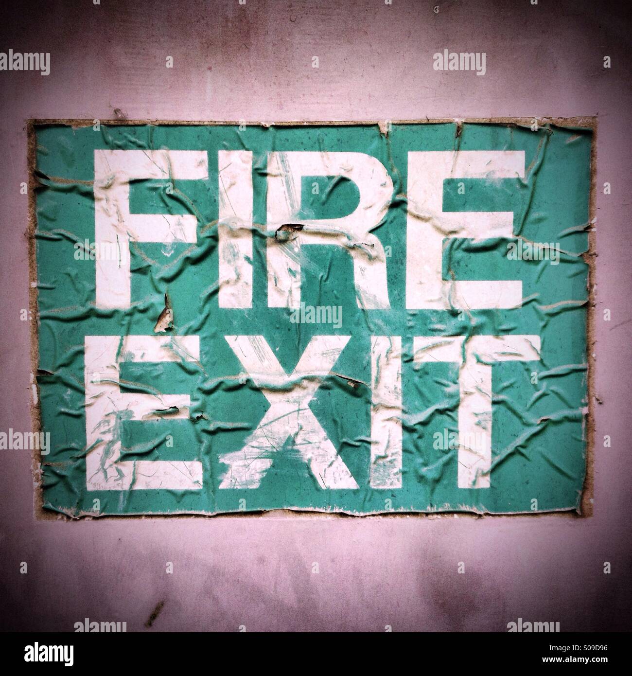 Grunge Fire Exit signe sur une porte Banque D'Images