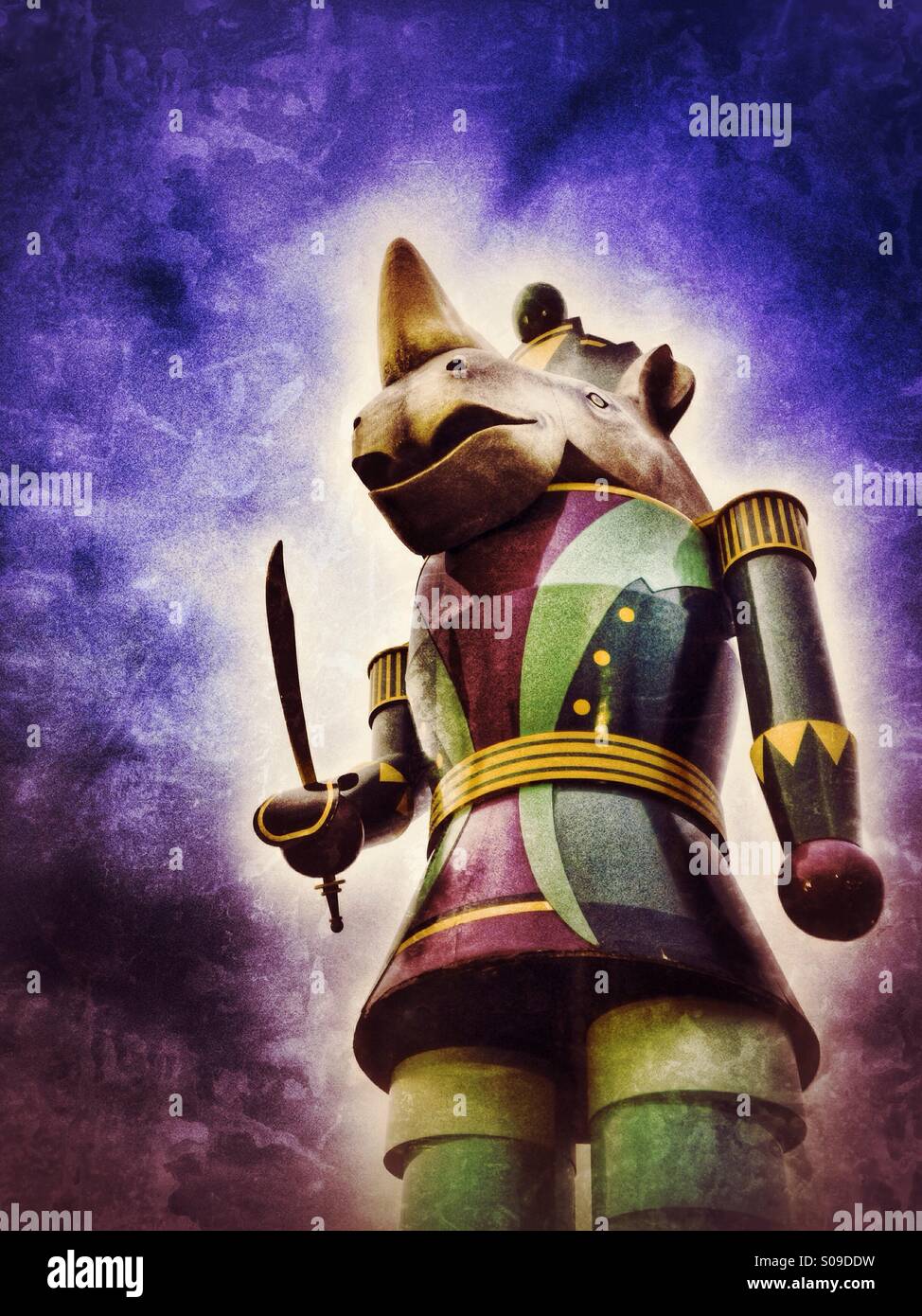 Le Casse-Noisette de rhino trouvée à la Fête des Lumières avec un ciel bleu et violet. - Image de stock capturée avec un smartphone