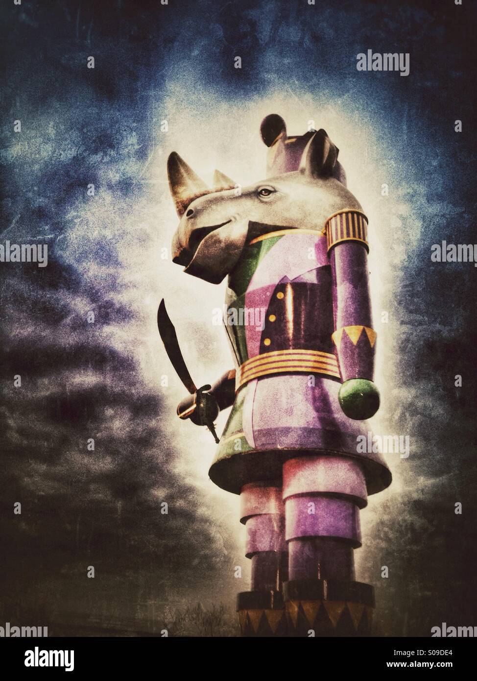 Un soldat Casse-noisette rhinocéros prêt pour l'action (bleu et violet sky). - Image de stock capturée avec un smartphone