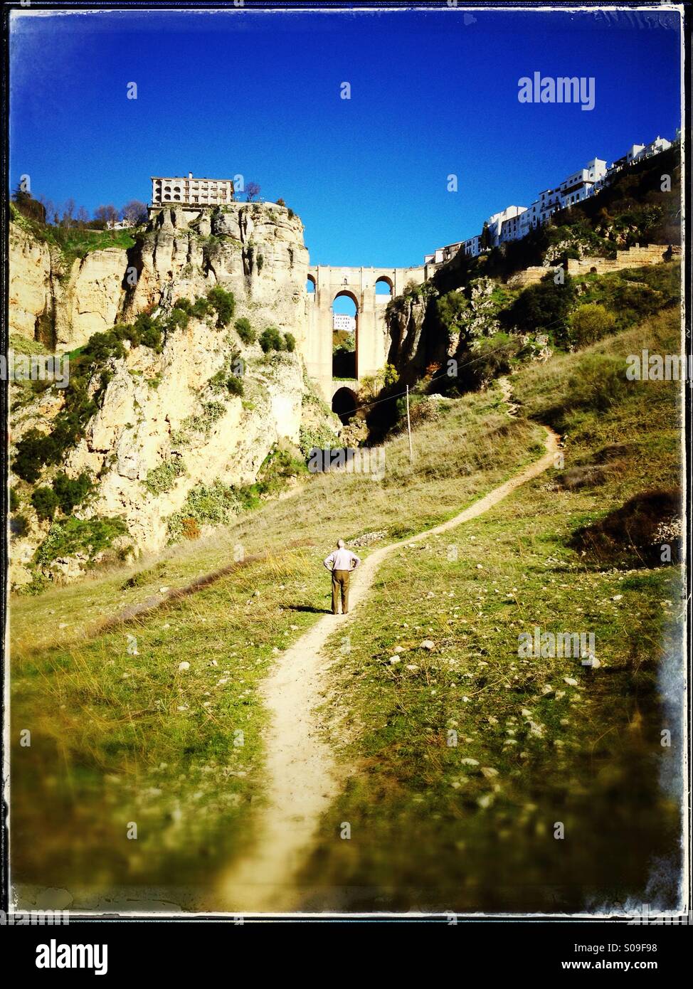 Ronda, Province de Malaga, Andalousie, au sud, en Espagne. Vue de Puente Nuevo, ou le nouveau pont. Parador National sur la gauche du pont. Banque D'Images