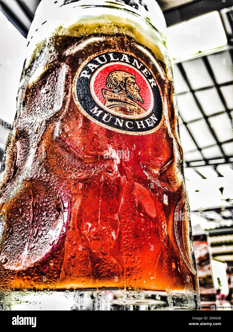 Oktoberfest big 1 litre verre de bière Paulaner allemand - Image de stock capturée avec un smartphone