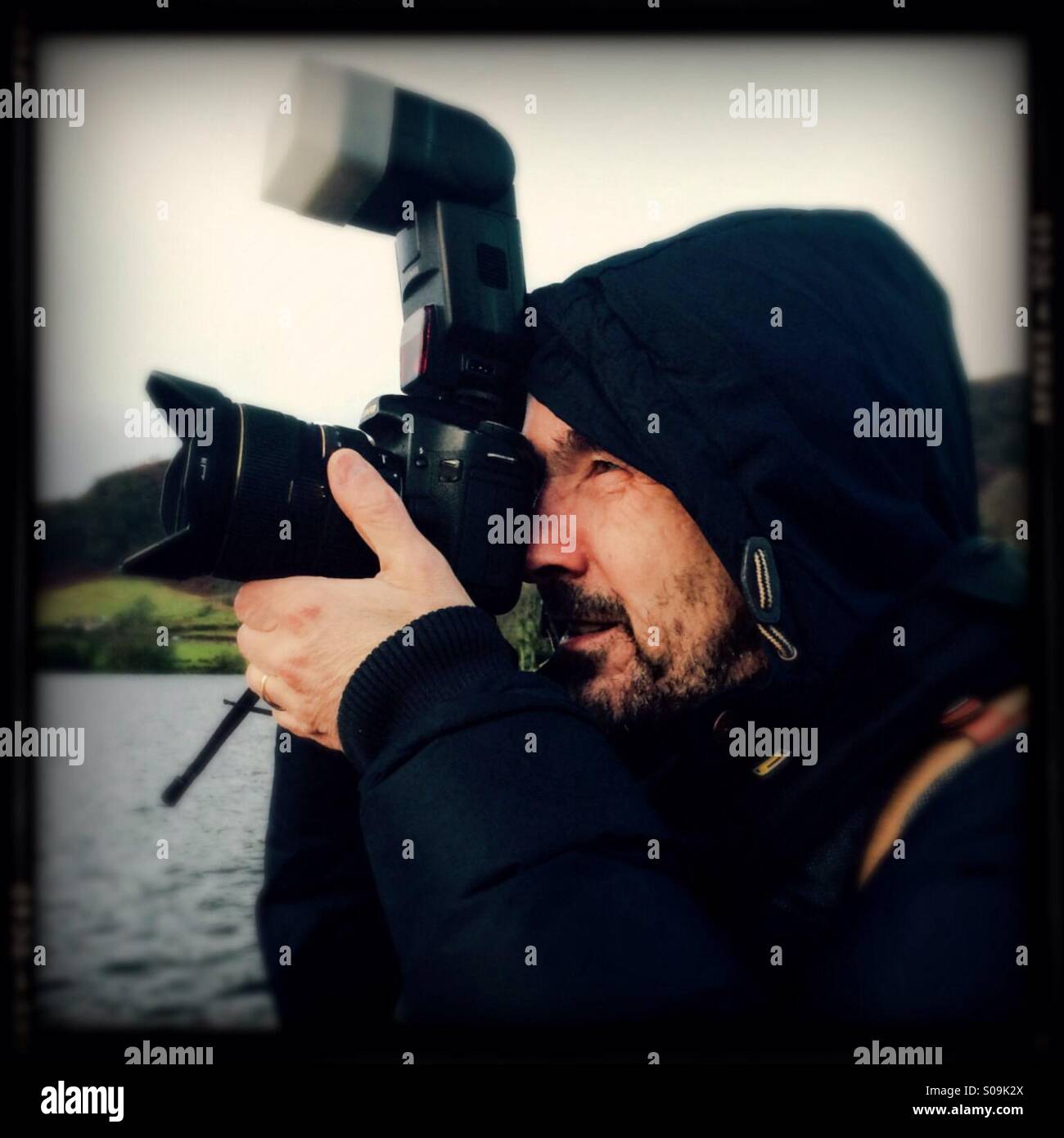 Photographe à l'équipement de plein air de la rédaction d'tourné sur DSLR Banque D'Images