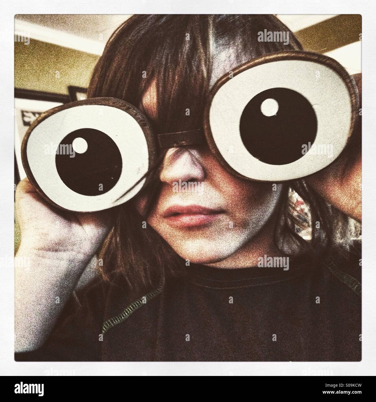 Garçon avec des yeux en bois géant Banque D'Images