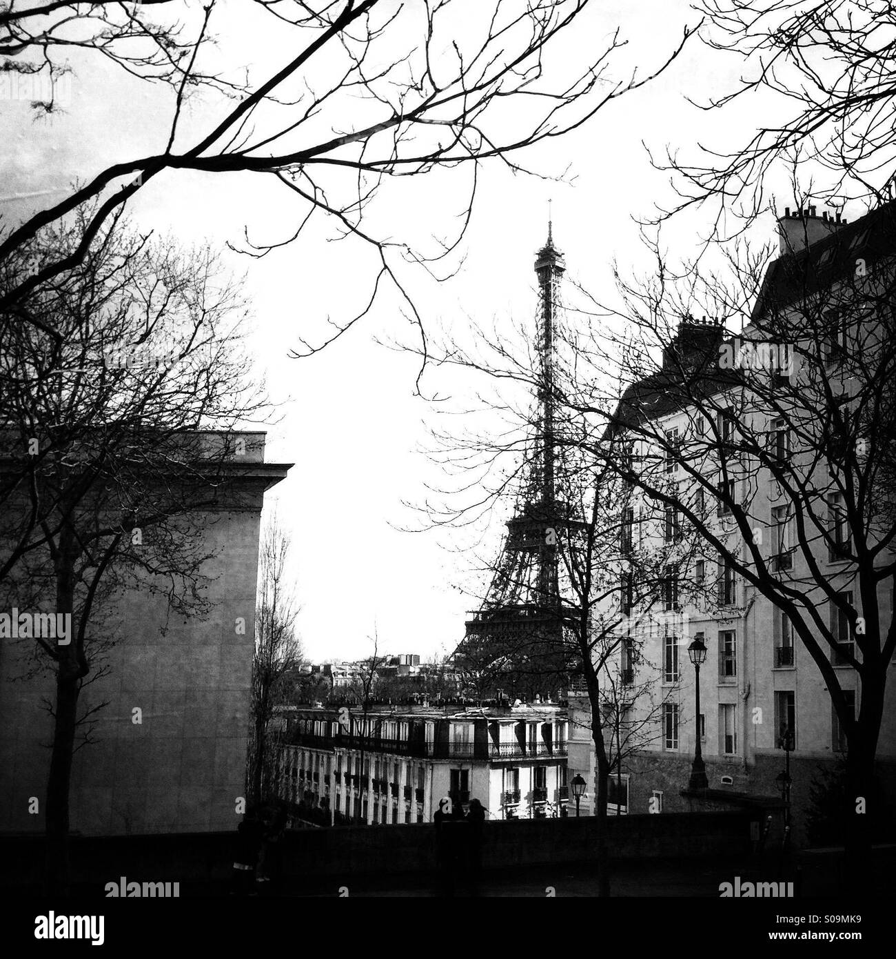 Une vue sur la Tour Eiffel à travers certains bâtiments. Paris, France l'Europe. - Image de stock capturée avec un smartphone