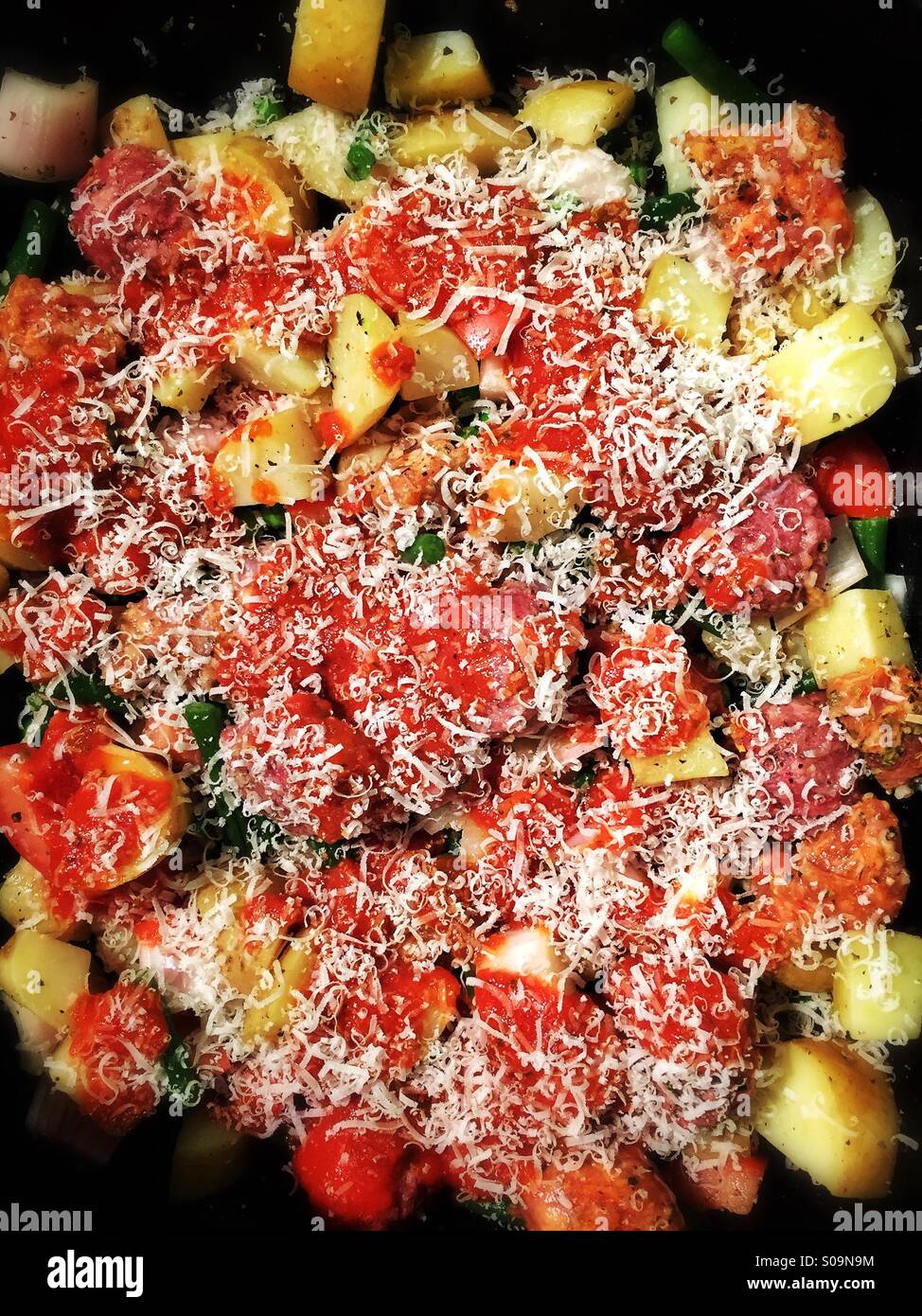 Meatball, chorizo et cuire des pommes de terre. - Image de stock capturée avec un smartphone