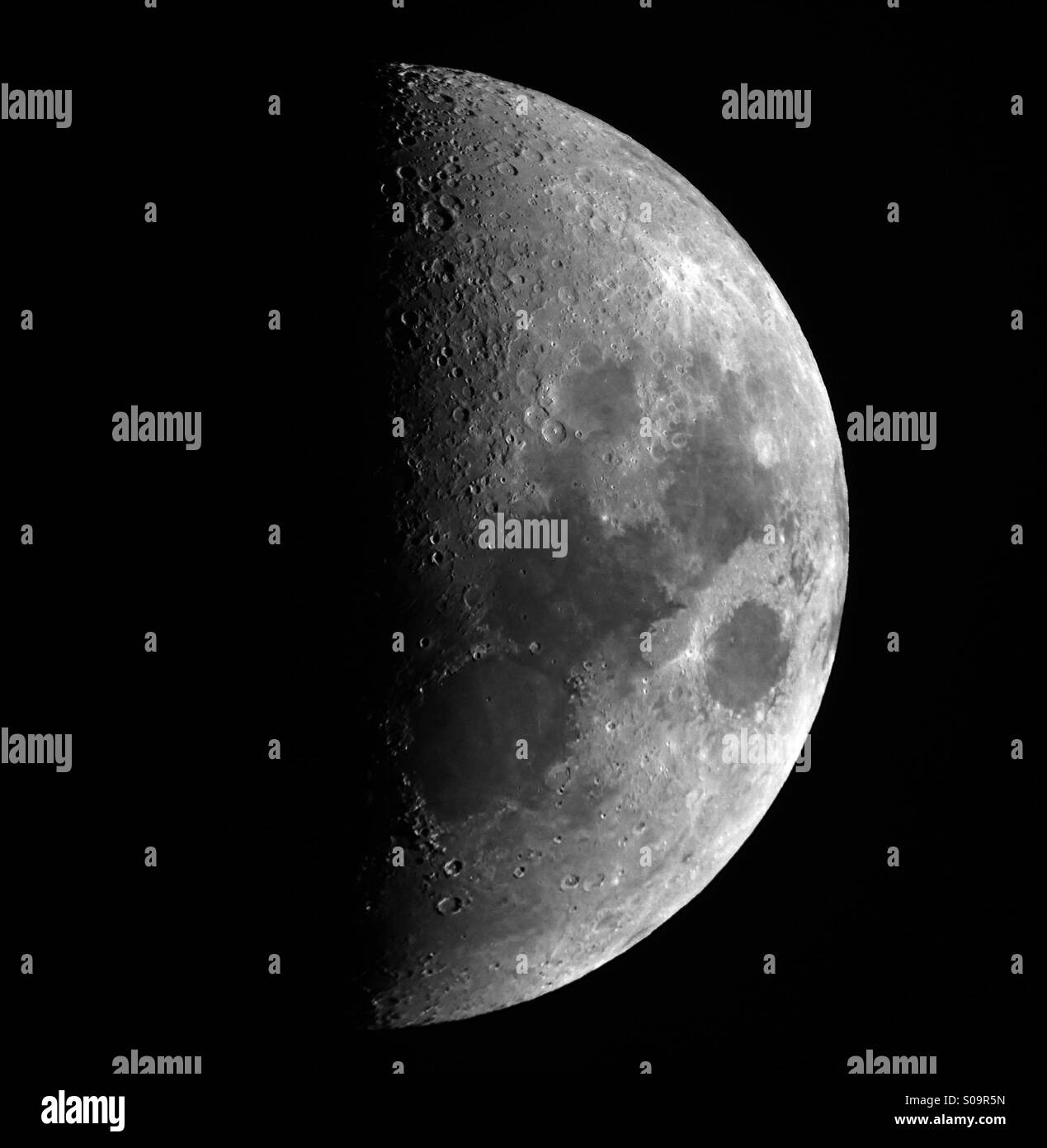 Vue du premier quartier de lune prises avec l'iPhone qui a eu lieu en face d'oculaire d'un télescope Banque D'Images
