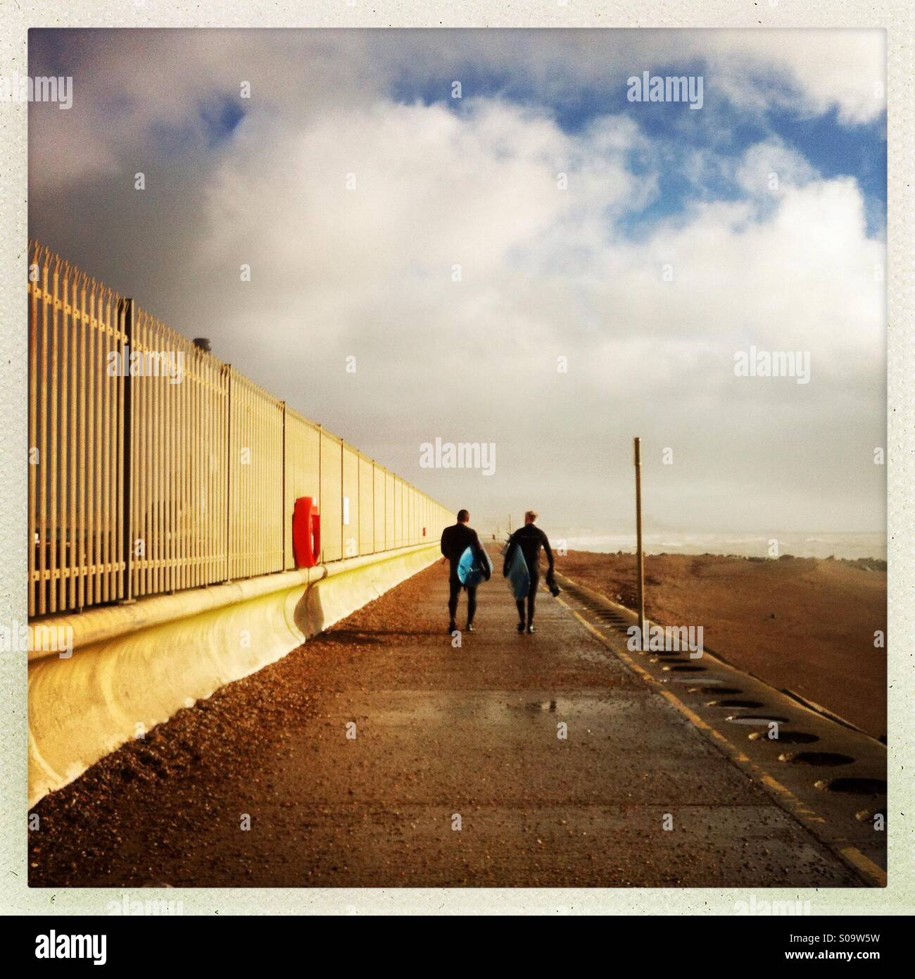 Deux surfeurs en revenant de la plage - Image de stock capturée avec un smartphone