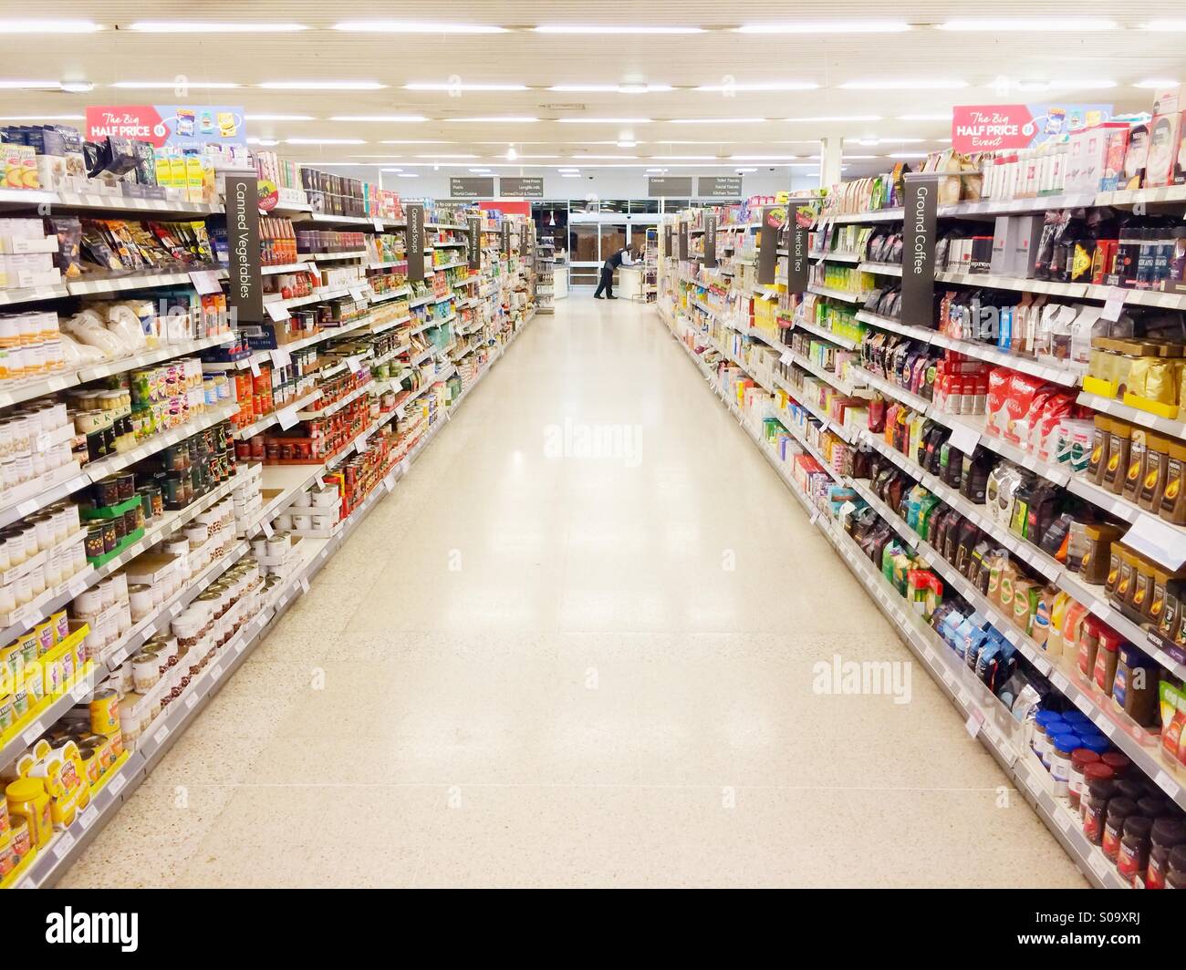 Un supermarché vide allée de Waitrose, Hexham. Banque D'Images