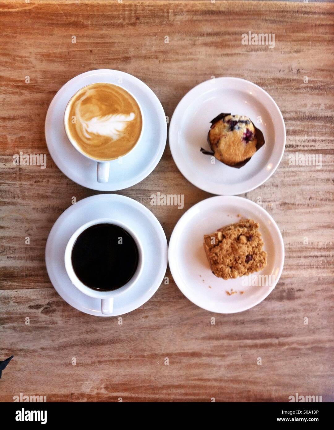 Date de café espresso cappuccino pour deux sur une table et de friandises végétaliennes Banque D'Images